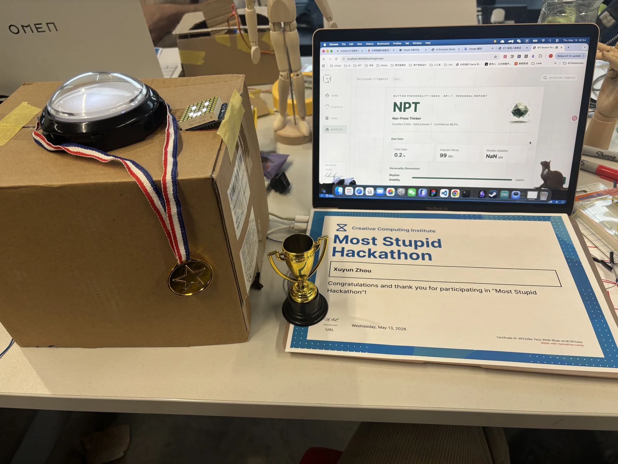 Useless Button 在 Most Stupid Hackathon 现场